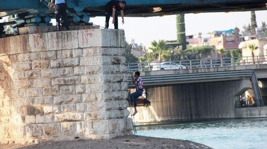 Balık Tutmak İ&ccedil;in İndikleri K&ouml;pr&uuml; Ayağında Mahsur Kaldılar