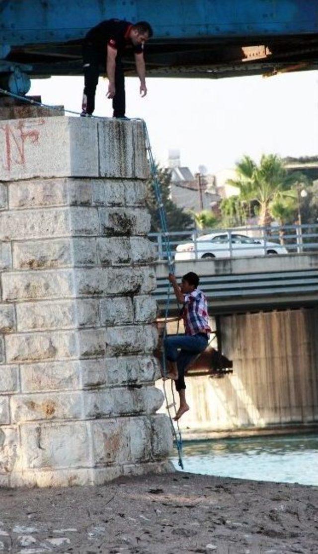 Balık Tutmak İçin İndikleri Köprü Ayağında Mahsur Kaldılar