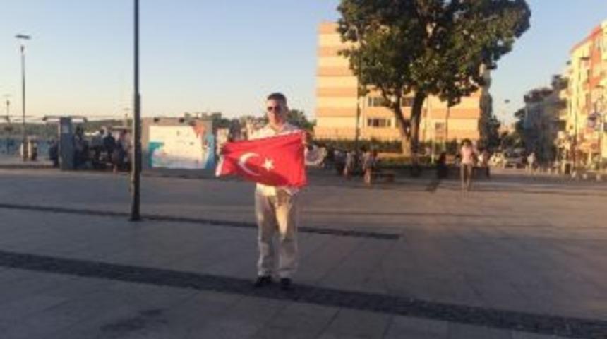 Şehit Polisler İ&ccedil;in Tek Başına Eylem Yaptı