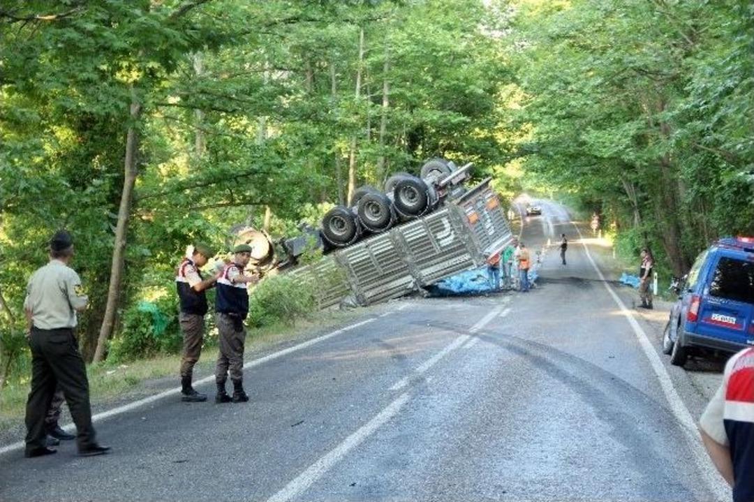 Tır İle Otomobil &Ccedil;arpıştı: 1 &Ouml;l&uuml;, 2 Yaralı