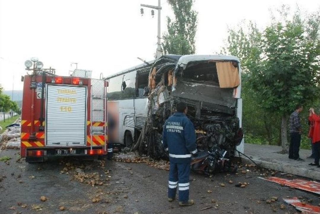 Tokat&rsquo;ta Yolcu Otob&uuml;s&uuml;ne Kamyon &Ccedil;arptı: 15 Yaralı