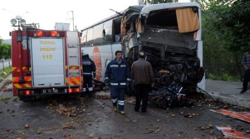 Patates Y&uuml;kl&uuml; Kamyon, Yolcu Otob&uuml;s&uuml;ne &Ccedil;arptı: 10 Yaralı