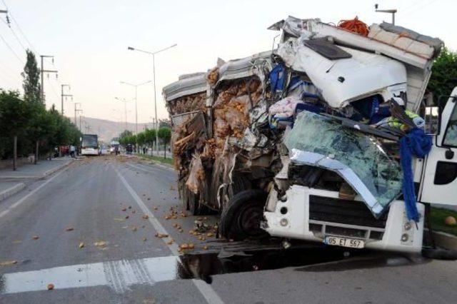 Patates Yüklü Kamyon, Yolcu Otobüsüne Çarptı: 10 Yaralı