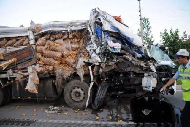 Patates Yüklü Kamyon, Yolcu Otobüsüne Çarptı: 10 Yaralı