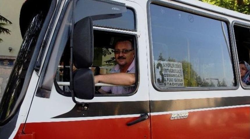 Minib&uuml;s Şof&ouml;rlerinden Sıcak Havaya Karşı Tebess&uuml;m Ettiren &lsquo;a&ccedil;s&rsquo; &Ccedil;&ouml;z&uuml;m&uuml;