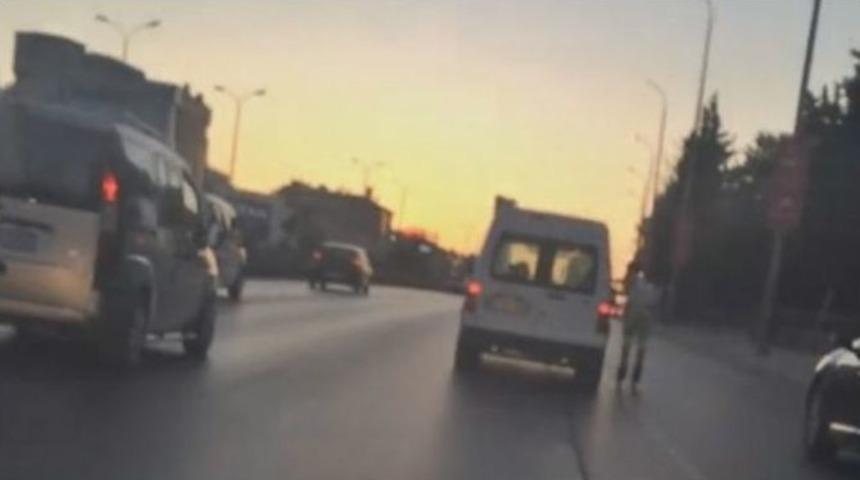 Patenci Gencin Trafikte &Ouml;l&uuml;mle Dansı