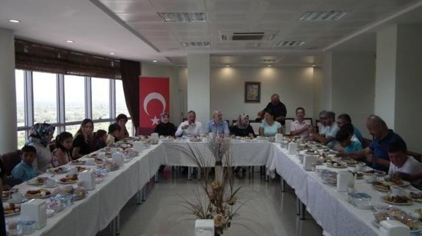 Sgk Personeli, Yuvada Yaşayan &Ccedil;ocuklarla Kahvaltı Yaptı