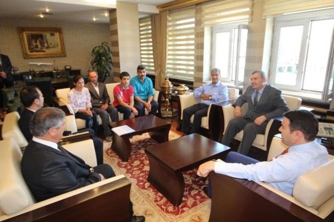 Vali Işın Teog Birincilerini &Ouml;d&uuml;llendirdi