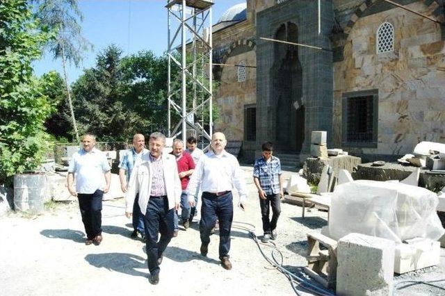 Camiler Şehrinden Gelip, Yeşil Cami’ye Hayran Kaldı