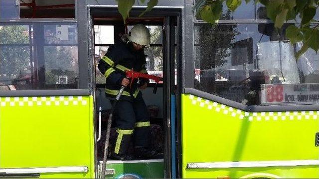 Yolcu Dolu Otobüste Çıkan Yangın Korkuttu