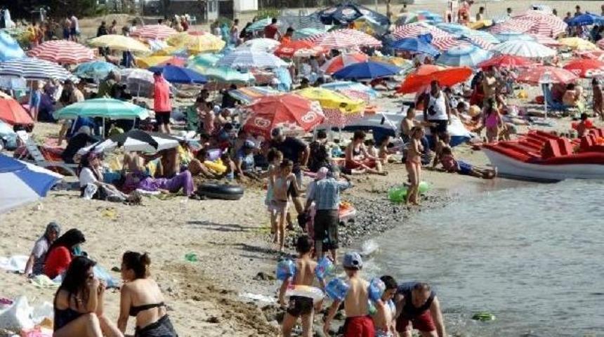 Kandıra'nın Karadeniz Sahilindeki Plajlar Doldu