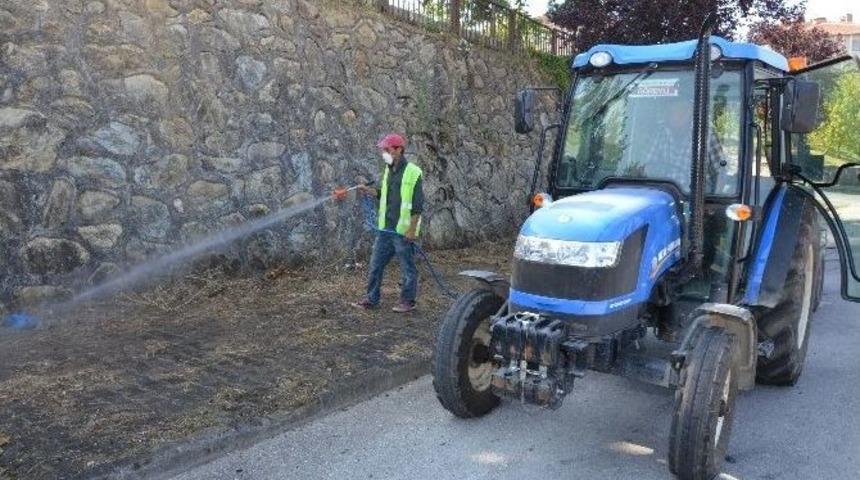 D&uuml;zce&rsquo;de Kaldırımlarda İla&ccedil;lama Yapılıyor