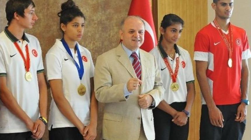 Vali &Ccedil;akacak&rsquo;tan Şampiyon Sporculara &Ouml;d&uuml;l