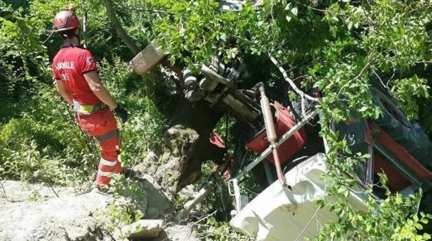 Trakt&ouml;r&uuml;yle 50 Metreden U&ccedil;uruma Yuvarlandı