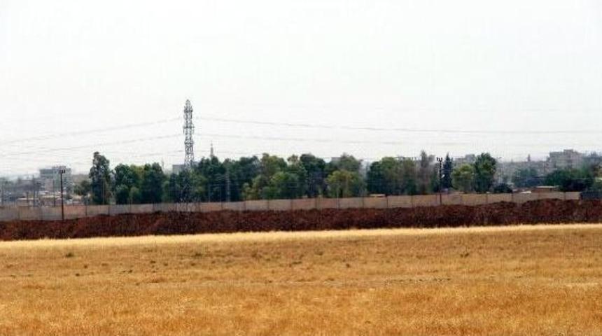 Entrenching Works Continue At Turkey-Syria Border