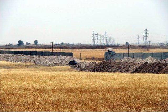 Entrenching Works Continue At Turkey-Syria Border