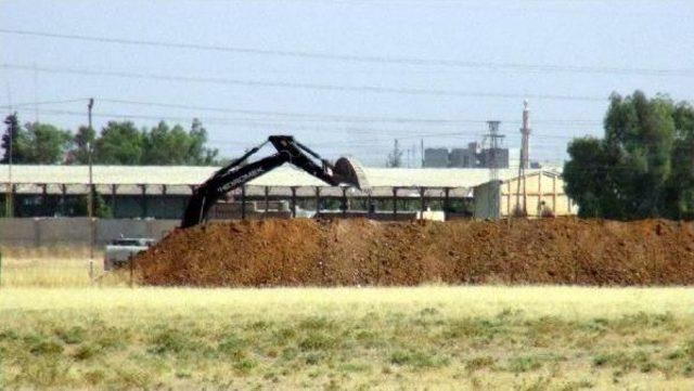 Entrenching Works Continue At Turkey-Syria Border