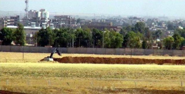 Entrenching Works Continue At Turkey-Syria Border