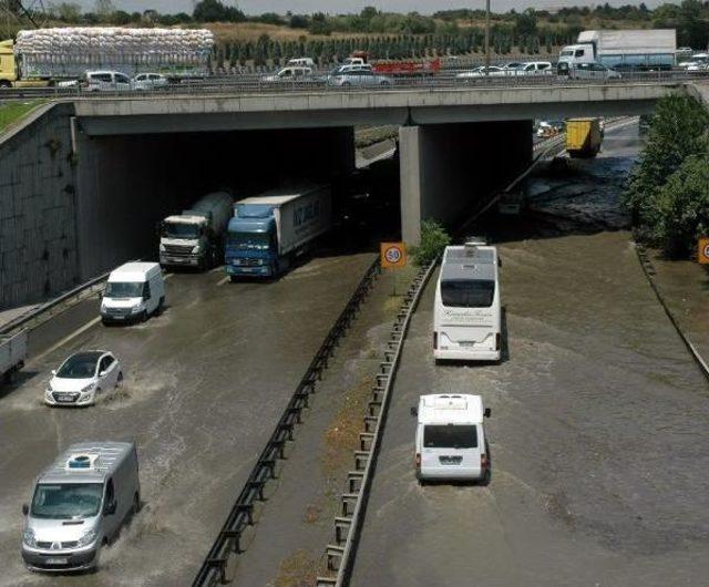 İski'ye Ait Su Borusu Patladı Tem Otoyolunu Su  Bastı