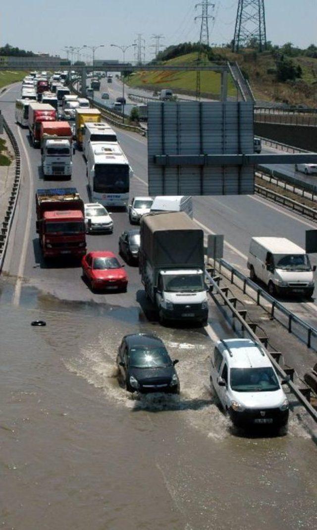 İski'ye Ait Su Borusu Patladı Tem Otoyolunu Su  Bastı