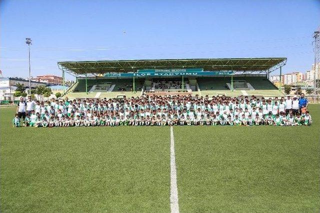 Şehitkamil’de Yaz Spor Okulları Farkı Yeşil Sahada Devam Ediyor