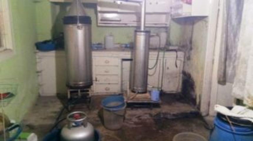 İzmir&rsquo;de Ka&ccedil;ak Rakı İmalathanesine Baskın