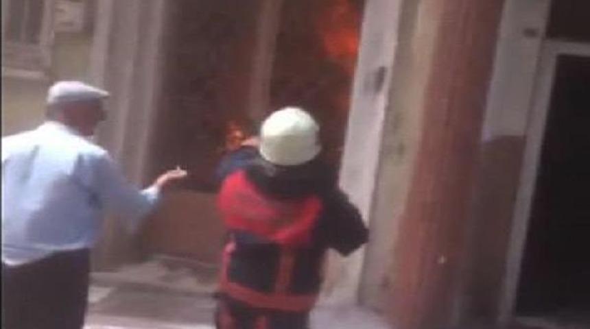 Alevlerden Ka&ccedil;tı Balkonda Mahsur Kaldı