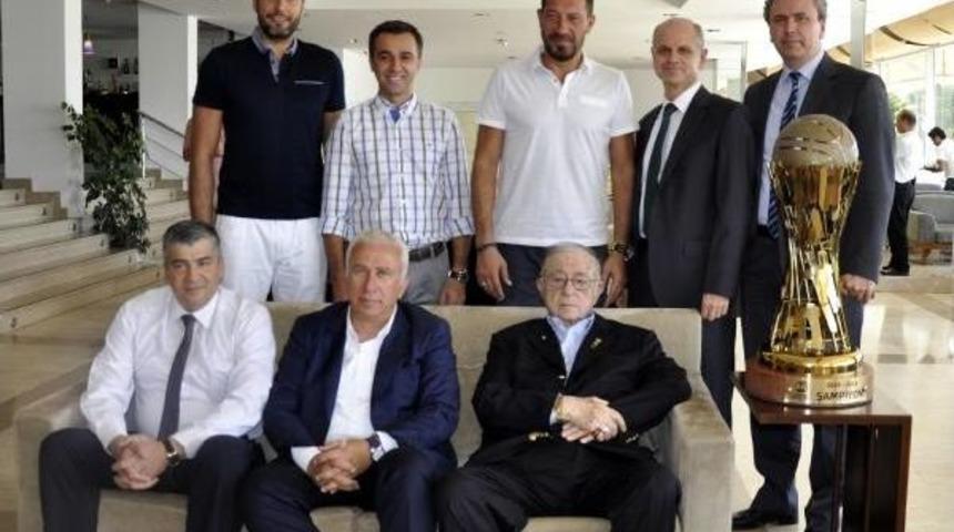 Pınar Karşıyaka Kupayı Onursal Başkan Sel&ccedil;uk Yaşar'a G&ouml;t&uuml;rd&uuml;