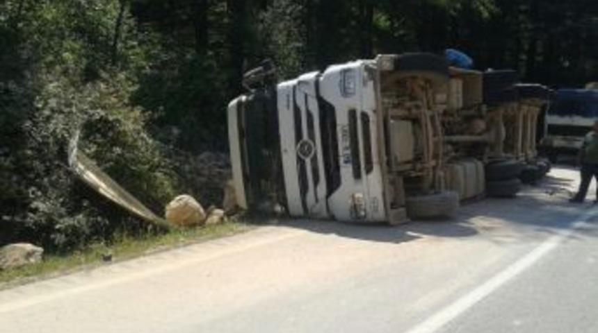Hafriyat Y&uuml;kl&uuml; Kamyon Devrildi: 1 Yaralı