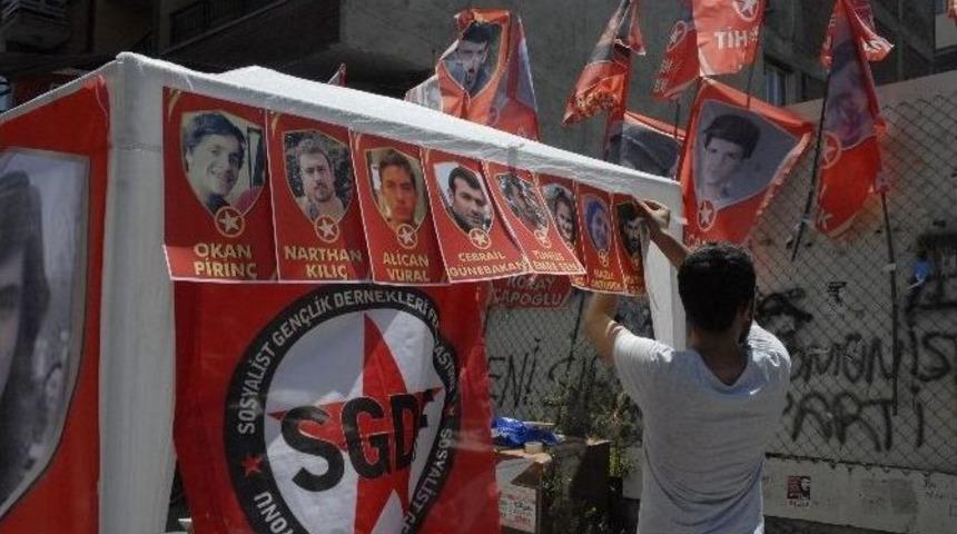 Eskişehir Sgdf Ve Anarşi Grubu &Uuml;yeleri Hayatını Kaybeden Arkadaşları İ&ccedil;in Taziye &Ccedil;adırı Kurdu