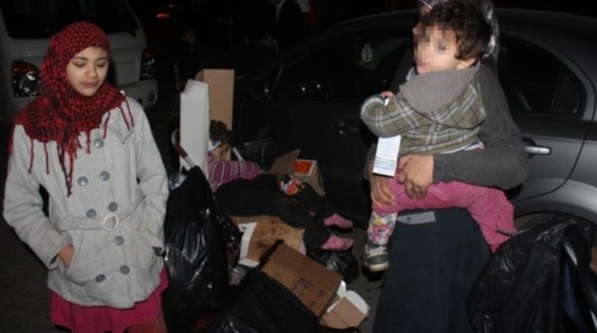 Annesinin atık kağıt topladığı pusette uyudu