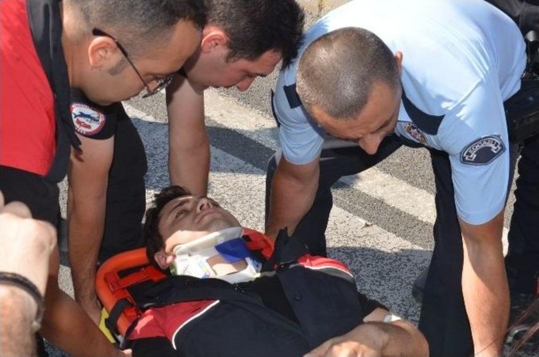 Polis Motosikleti Halk Otob&uuml;s&uuml; İle &Ccedil;arpıştı: 2 Polis Yaralı