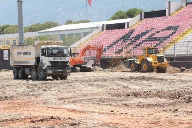 Vali Bektaş, 19 Mayıs Stadyumu'ndaki Çalışmaları Inceledi