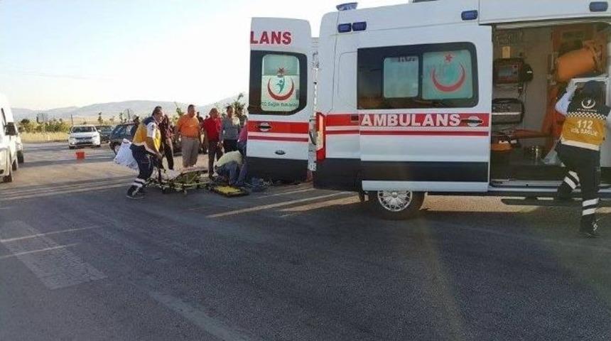 Otomobil İle Trakt&ouml;r &Ccedil;arpıştı: 3 Yaralı