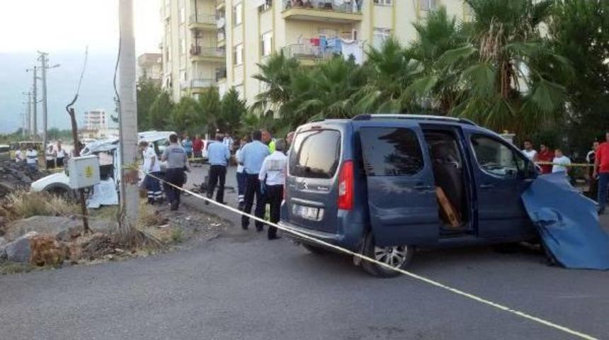 Kamyonetler &Ccedil;arpıştı: 1 &Ouml;l&uuml; 3 Yaralı