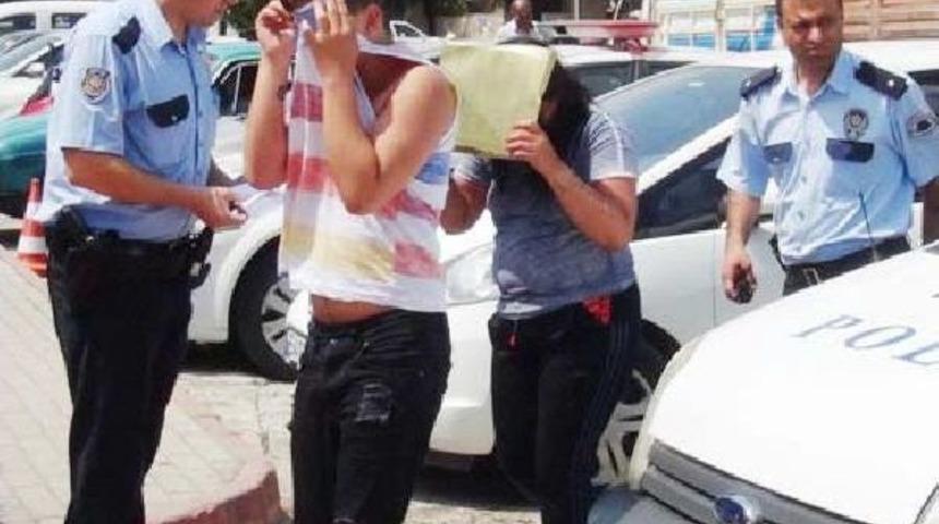 &Ccedil;arşafa B&uuml;r&uuml;n&uuml;p Gurbet&ccedil;i Ailenin Otomobilini Soydular