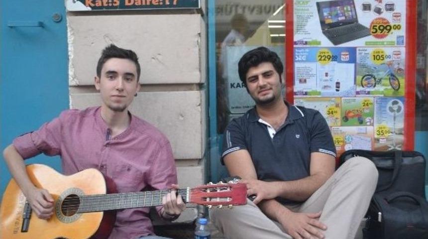 Sokak Çalgıcısı Gençler
