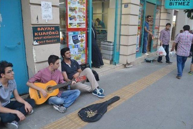 Sokak Çalgıcısı Gençler