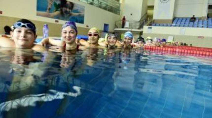 Mamak Y&uuml;zme Havuzunda 2 Yılda 200 Bin Kişi Y&uuml;zd&uuml;