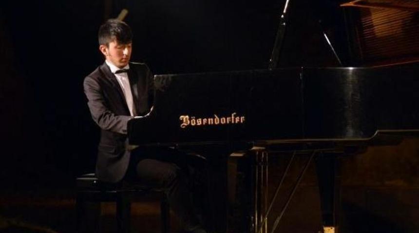 Ahmed Adnan Saygun Piyano &Ouml;d&uuml;l&uuml; Sahibini Buldu