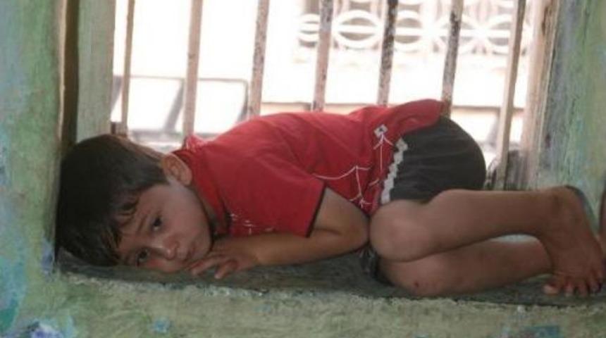 Sığınmacı Kampına D&ouml;nen İzmir'de, Cami Avluları Tıklım Tıklım