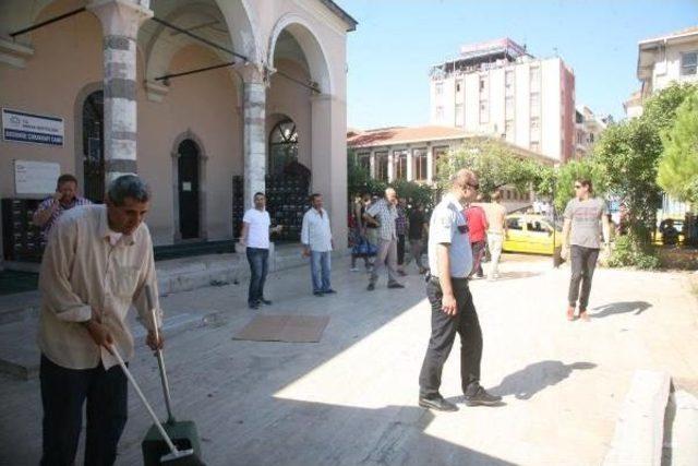 Sığınmacı Kampına Dönen İzmir'de, Cami Avluları Tıklım Tıklım