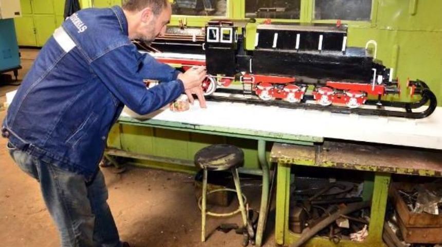 Demiryolu Iş&ccedil;isi, Orjinal Par&ccedil;alarla Buharlı Lokomotif Maketi Yaptı