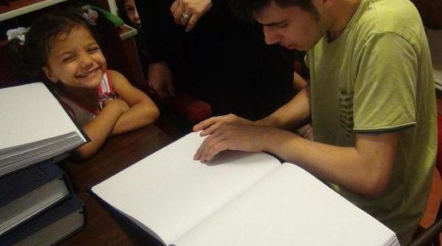 G&ouml;rme Engelli &Ccedil;ocuklar, Braille Alfabesi Ile Kuran &Ouml;ğreniyor