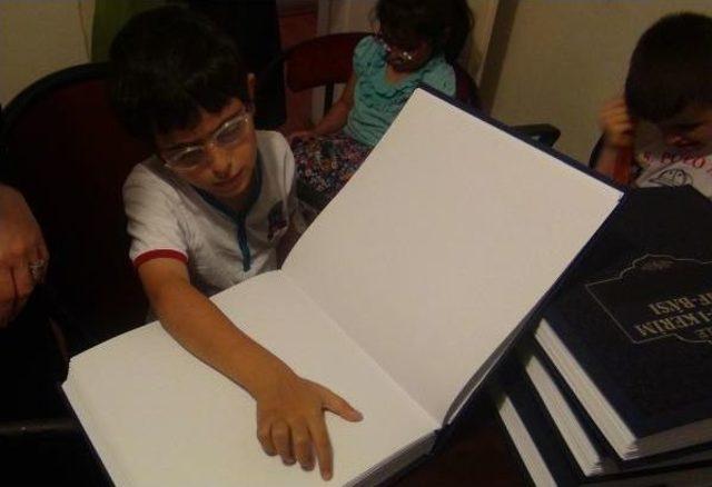 Görme Engelli Çocuklar, Braille Alfabesi Ile Kuran Öğreniyor