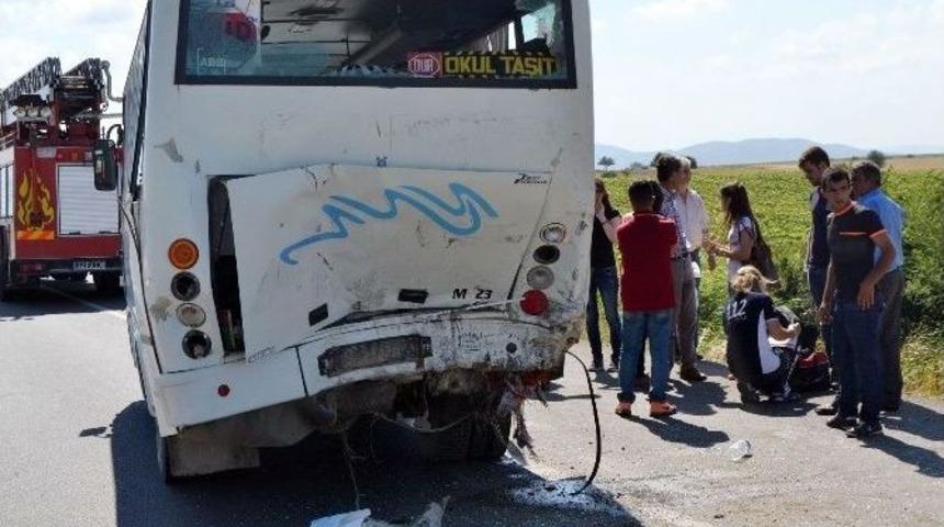 Kamyonet Midib&uuml;sle &Ccedil;arpıştı: 4 Yaralı