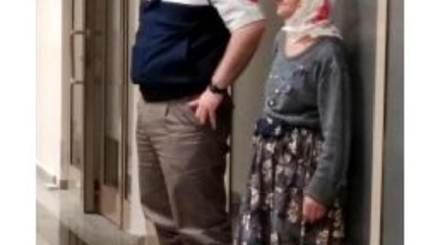 Kardeşinin Kayınvalidesini Bı&ccedil;akladı