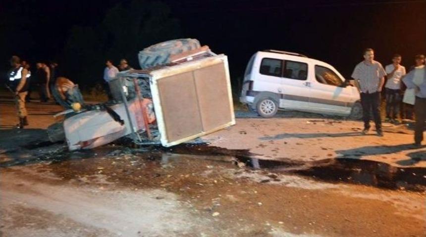 Trakt&ouml;r İle Otomobil Kafa Kafaya &Ccedil;arpıştı