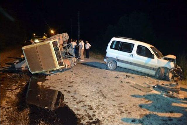 Traktör İle Otomobil Kafa Kafaya Çarpıştı