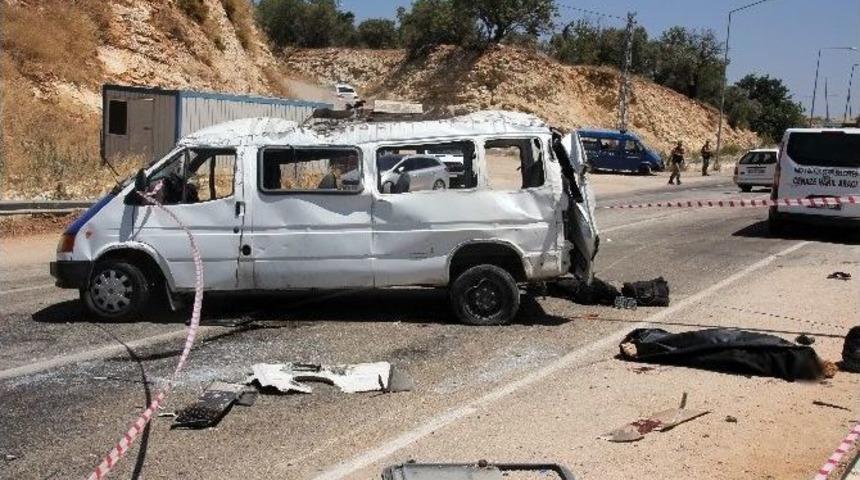 Suriyelileri Taşıyan Minib&uuml;s Devrildi: 1 &Ouml;l&uuml;, 15 Yaralı